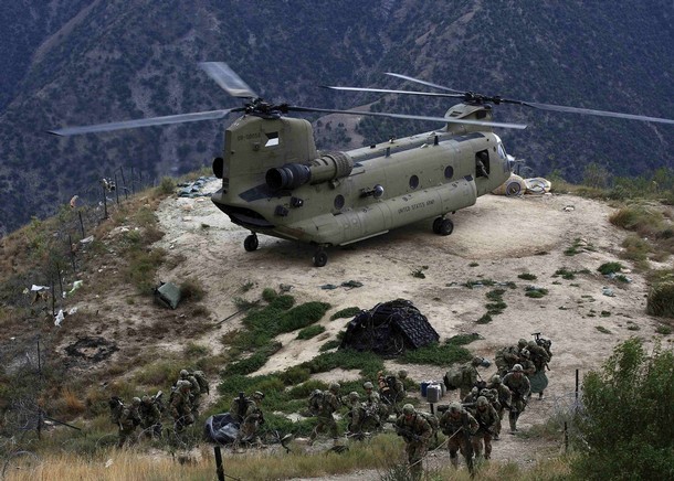 Một chiếc trực thăng vận tải Chinook đang chở hàng tiếp tế chuẩn bị hạ cánh xuống trạm kiểm soát Mace, huyện Naray miền đông Afghanistan.