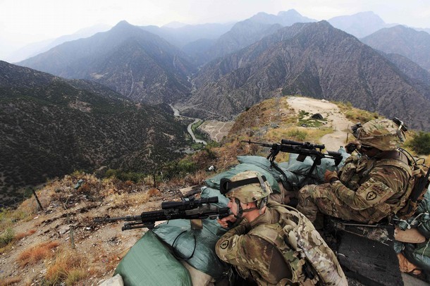Các binh sỹ thuộc đại đội Alpha, tiểu đoàn bộ binh số 2, thuộc lực lượng Task Force No Fear tại trạm kiểm soát Mace ngày 26/8/2011.