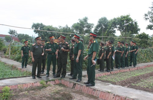 Đoàn cán bộ Cục Tham mưu - Tổng cục Hậu cần Quân đội Nhân dân Lào thăm mô hình tăng gia sản xuất của Trung đoàn 550