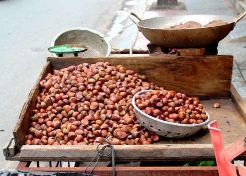 Hạt dẻ phổ biến ở các tỉnh phía Bắc như: Cao Bằng, Lạng Sơn, Lào Cai... Hạt dẻ rang chín ăn bùi, vị ngọt, mùi thơm giá khoảng 10.000 đồng 100 gram, đang rất được ưa chuộng ở Sài Gòn