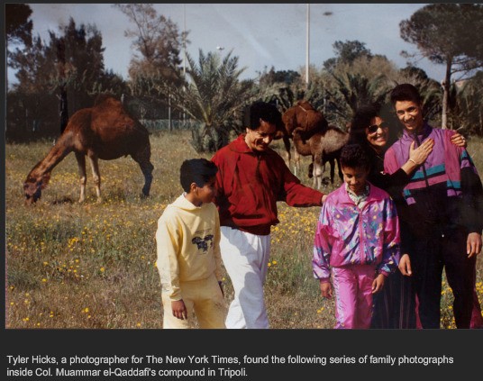 Trong khi tiến vào một khu dinh thự của đại tá Muammar Gaddafi ở thủ đô Tripoli bị lực lượng nổi dậy khống chế, phóng viên của tờ New York Times đã phát hiện ra những bức ảnh tư liệu chụp các thành viên gia đình của Tổng thống Libya.