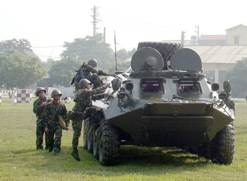 Bài hát nổi tiếng về binh chủng " Năm anh em trên một chiếc xe tăng".