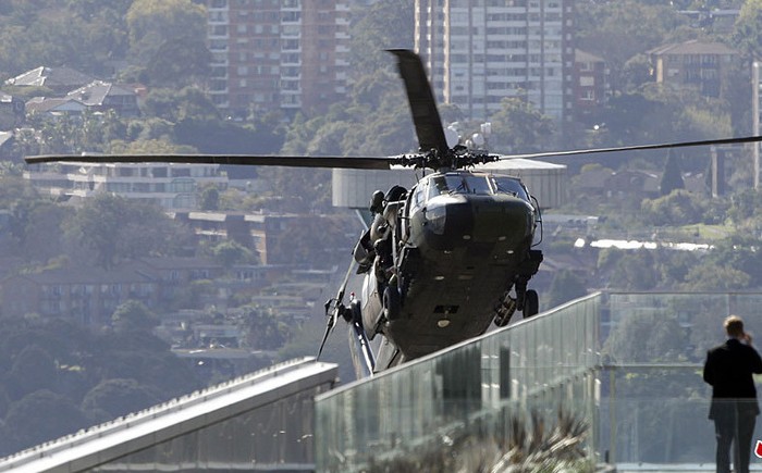 UH-60 có đặc điểm ở cánh quạt chính và cánh quạt đuôi bốn lá và sử dụng hai động cơ turbin trục GE T700. Nó có hình dạng dài và thấp để đáp ứng yêu cầu của quân đội nhiều nước.