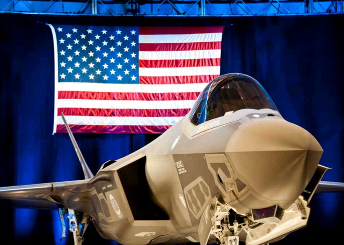 Quân đội Mỹ đã chính thức tiết lộ chiếc tiêm kích thế hệ mới nhất sẽ được trang bị cho Không lực Hoa Kỳ - F-35.
