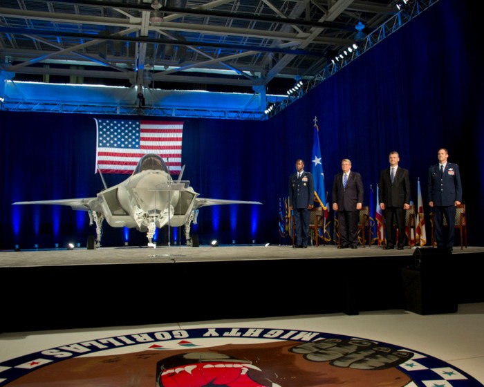 Chiếc tiêm kích F-35 đầu tiên được đưa ra công bố này đã được trưng bày tại căn cứ không quân Eglin có trụ sở tại bang Florida.