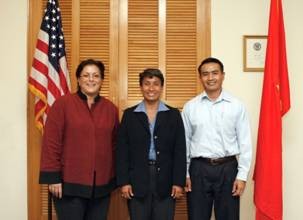 Trung tá Kim Mitchell tại Đại sứ quán Hoa Kỳ tại Hà Nội với Đại biên lâm thời Claire Pierangelo và Tuỳ viên Quân sự Hoa Kỳ Đại tá Patrick Reardon.