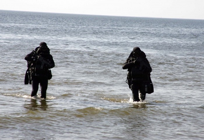 Lính đặc nhiệm Lithuanian tập trận đổ bộ trên bãi biển