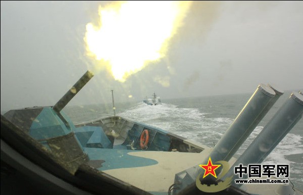Mạng tin quân sự có trụ sở tại thủ đô Bắc Kinh đưa tin cho biết ngày 29/8, Hải quân Trung Quốc đã tiến hành trình diễn dàn chiến hạm gồm 8 chiếc tàu cao tốc hai thân, có khả năng tàng hình trên khu vực Biển Hoa Đông.