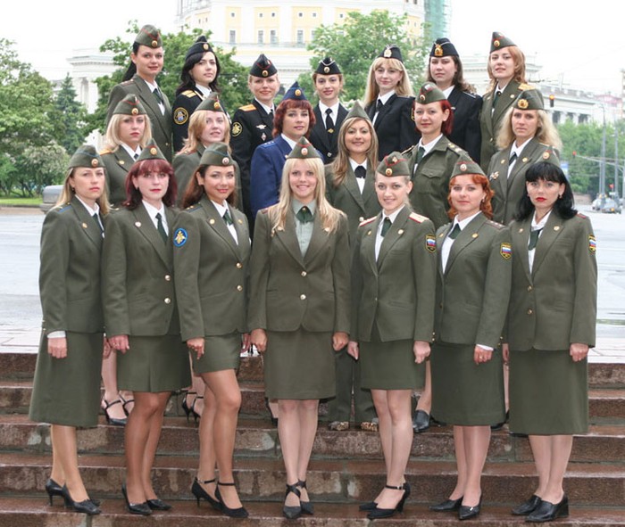 Gần như đa số các quân binh chủng trong quân đội Nga đều có sự tham gia và hiện diện của các nữ binh sỹ, sỹ quan, những quân nhân được ví như những bông hồng xinh đẹp, mạnh mẽ trong lĩnh vực khô khan, gian khổ vốn chỉ dành cho nam giới.