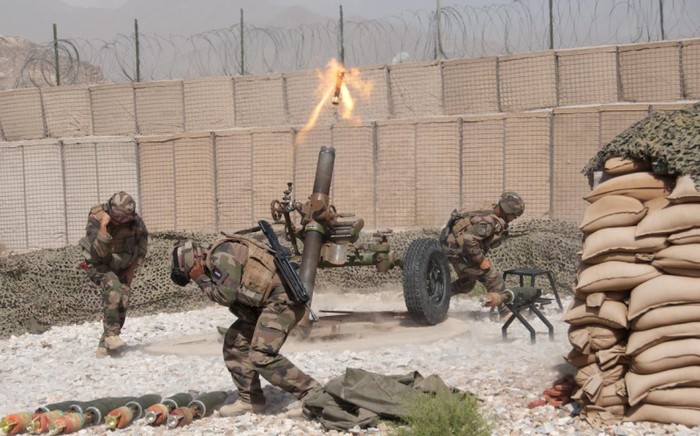 Các binh sỹ của đơn vị hỏa lực trực thuộc Trung đoàn lính dù số 35 của quân đội Pháp đang thao tác bắn đạn cối 120.000 để hỗ trợ cảnh sát địa phương chiến đấu với các tay súng phiến quân Taleban ở Thung lũng Ghayn, tỉnh Kapisa, nơi thường xuyên bị phe chống đối quấy quả. (ảnh quân sự ngày 19/8/2011).