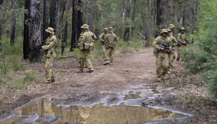 Một tốp lính Australia đang trong giai đoạn huấn luyện chiến thuật bộ binh