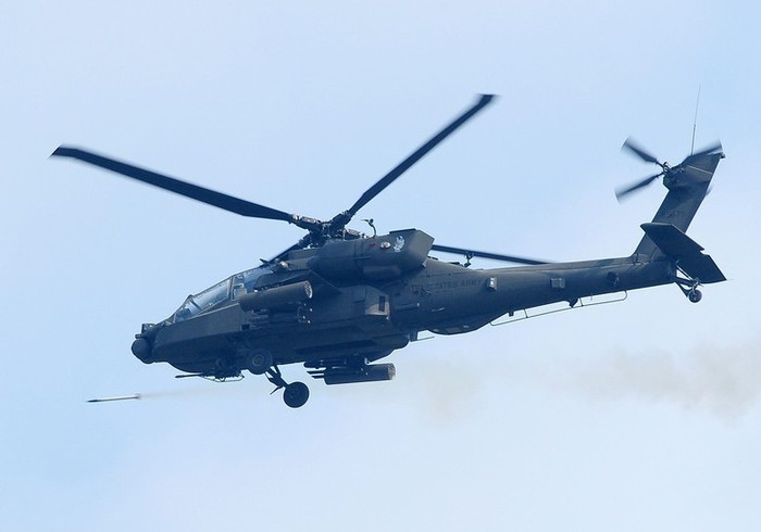 Tham gia phối hợp tác chiến còn có các loại trực thăng vũ trang có khả năng cơ động và hoả lực mạnh như AH-64 Apache, AH-1S Cobra.