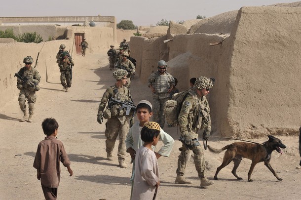 Một chú khuyển giống Malinois của Bỉ từng được huấn luyện tại trung tâm K-9 đang đi tuần cùng các binh sỹ đại đội Charliem tiểu đoàn bộ binh 2-87, Lữ đoàn chiến đấu số 3 của lực lượng quân đội Mỹ đang tác chiến và thực thi sứ mệnh tại làng Kandalay, tỉn Kandahar, Afghanistan trong tháng 8/2011.