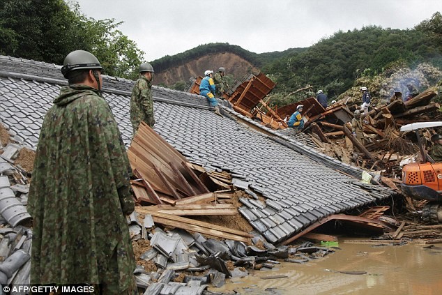 Khu vực chịu tác động nặng nề nhất bởi bão Talas là Nara và Wakayama với nhiều ngôi nhà bị nước lũ cuốn trôi và đất đá đè sụp.