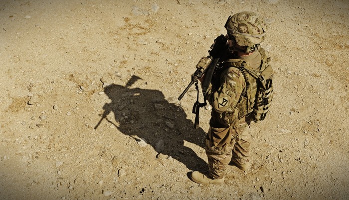 Trung sỹ Sean Mathews đang thực hiện nhiệm vụ canh gác, đảm bảo an ninh cho đồng đội luyện bắn súng tại một bãi bắn bên ngoài doanh trại của Mỹ tại tỉnh Laghman, miền đông Afghanistan (ảnh chụp ngày 3/9/2011).