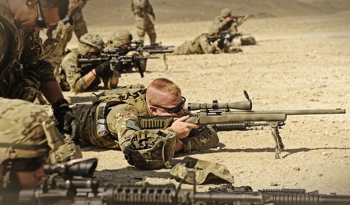 Các binh sỹ đang luyện tay cò với súng bắn tỉa và súng trường tấn công ở bên ngoài căn cứ.