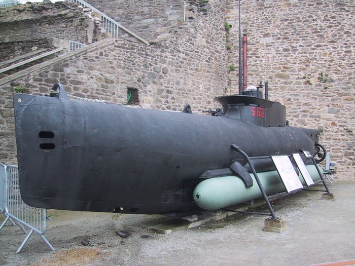 Tàu ngầm mini Seahund gắn kèm ngư lôi phá hạm của Hải quân Đức Quốc Xã trong Chiến tranh thế giới lần II.