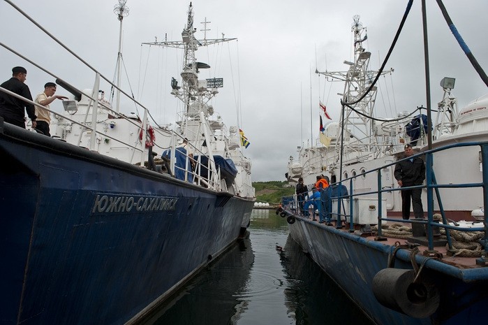 Nguồn lợi thủy sản, sự đa dạng sinh học và hoạt động của ngư dân tại các khu vực đánh bắt cá hồi ngày nay nằm dưới sự quản lý của lực lượng bả vệ bờ biển của Hải quân Nga.