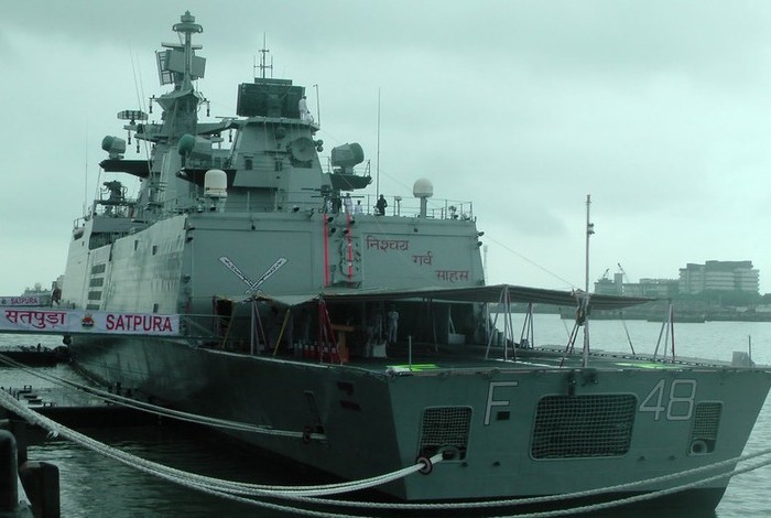 Chiến hạm Satpura được trang bị 2 máy bay trực thăng HAL Dhruv hoặc Sea King Mk 42B.