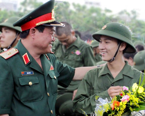Thiếu tướng Trần Đơn, Phó Tư lệnh – Tham mưu trưởng Quân khu 7 động viên chiến sĩ trẻ.