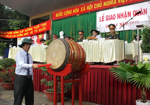 Ông Nguyễn Tiến Đạt, Chủ tịch UBND quận 4, nổi hồi trống mở hội giao quân