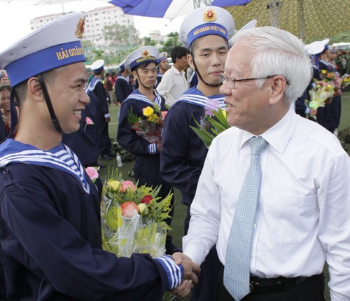Chủ tịch UBND Thành phố Hồ Chí Minh Lê Hoàng Quân tặng hoa, động viên thanh niên địa phương trước lúc lên đường