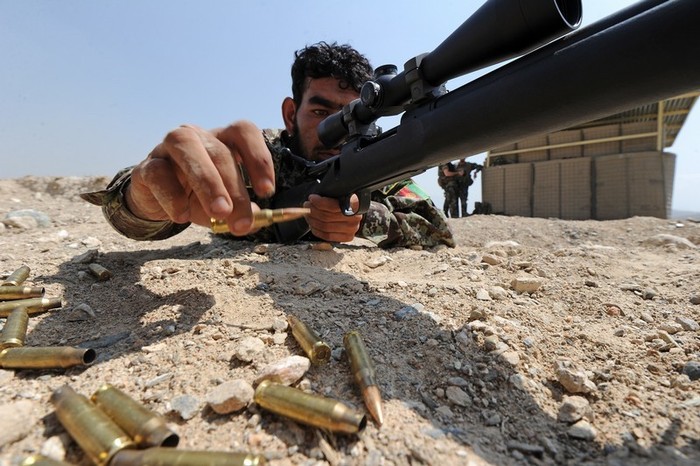Binh sỹ Afghanistan đang tập bắn bằng khẩu M-24.