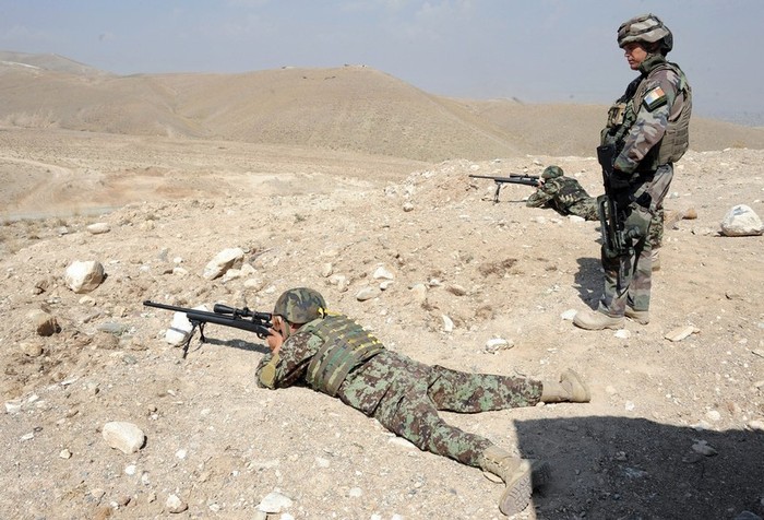 Một sỹ quân đội Pháp đang hướng dẫn một tay súng bắn tỉa còn non kinh nghiệm của Lực lượng quân đội quốc gia Afghanistan (ANA) sử dụng súng trường M24 do Mỹ chế tạo tại căn cứ Darulaman, Kabul (ảnh chụp ngày 7/9/2011).