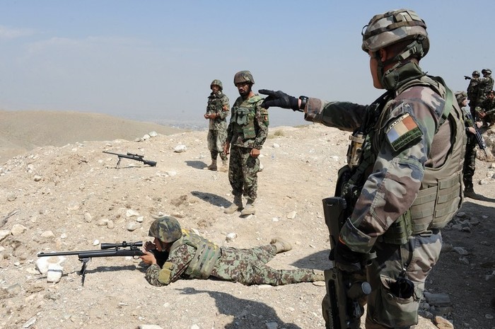 Một sỹ quân đội Pháp đang hướng dẫn một tay súng bắn tỉa còn non kinh nghiệm của Lực lượng quân đội quốc gia Afghanistan (ANA) sử dụng súng trường M24 do Mỹ chế tạo tại căn cứ Darulaman, Kabul (ảnh chụp ngày 7/9/2011).