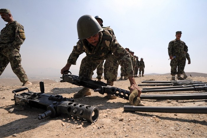 Các binh sỹ quân đội quốc gia Afghanistan đang tập bắn đạn thật bằng những khẩu súng máy 12,7 mm dưới sự hướng dẫn của các sỹ quan Pháp.