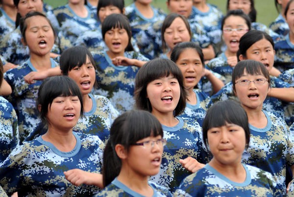 Những sinh viên năm thứ nhất của các trường đại học ở Trung Quốc đều phải trải qua kỳ học giáo dục quốc phòng trước khi hoàn thanh các năm học tiếp theo.