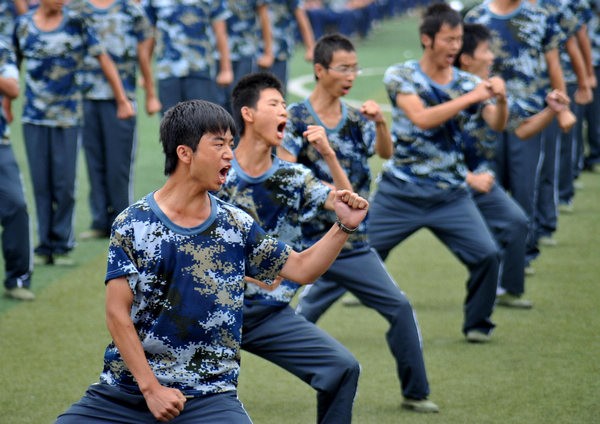 Sinh viên của một trường đại học ở tỉnh Sơn Đông, Trung Quốc luyện tập theo chương trình giáo dục quốc phòng bắt buộc (ảnh chụp ngày 27/8/2011).