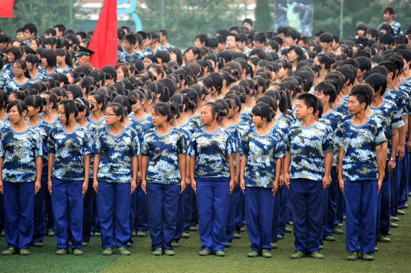 Sinh viên của một trường đại học ở tỉnh Sơn Đông, Trung Quốc luyện tập theo chương trình giáo dục quốc phòng bắt buộc (ảnh chụp ngày 27/8/2011).
