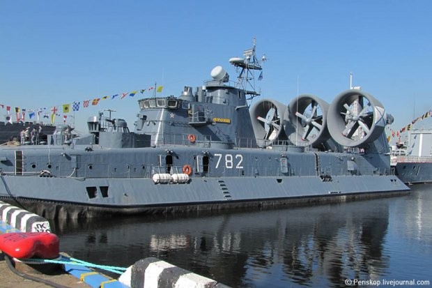 Tàu đổ bộ Zubr của hải quân Nga là loại tàu chiến được thiết kế theo công nghệ tàu đệm không khí, những tàu chiến được thiết kế theo công nghệ này có thể di chuyển trên cả mặt nước lẫn trên bộ và chúng đã chứng minh tính hữu dụng của mình đối với cả hai lĩnh vực quân sự và dân sự.