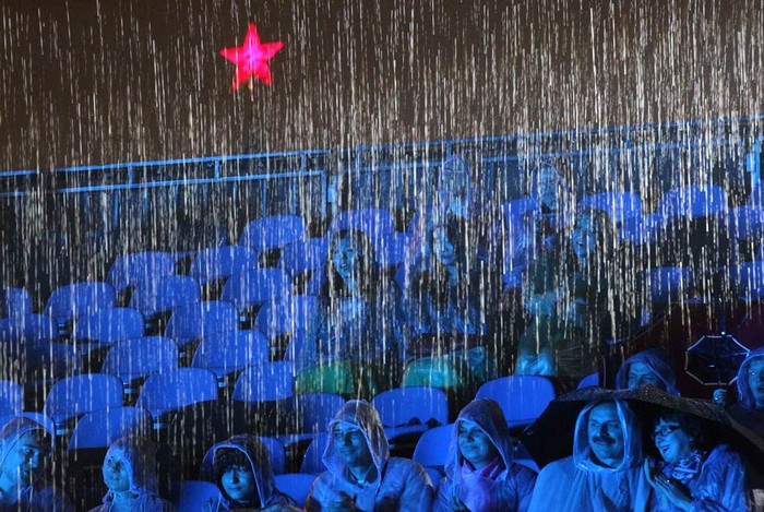 Người Nga tham dự Fesival Âm nhạc quân đội quốc tế dưới cơn mưa lớn tại Quảng Trường Đỏ ơ thủ đô Moscow ngày 1/9/2011. Hơn 2.000 nhạc công đến từ các nước như Nga, Hy Lạp, Bỉ, Anh, Ucraina, Mexico, Tây Ban Nha, Switzerland, Pháp đã tham gia biểu diễn tại sự kiện văn hoá đặc biệt này.