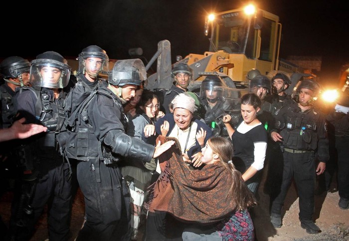 Cảnh sát chống bạo động của Israel đang khống chế những người do Thái ở khu Bờ Tây, Ramallah ngày 5/9/2011.