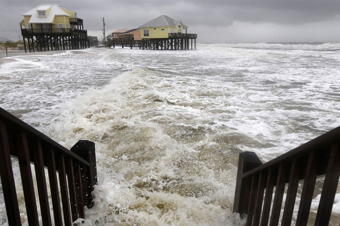 Cơn bão nhiệt đới có tên Lee gây ra gió to và mưa lớn, phá huỷ nhiều nhà cửa của thường dân tại đảo Dauphin, bang Alabama, Mỹ ngày 5/9/2011.