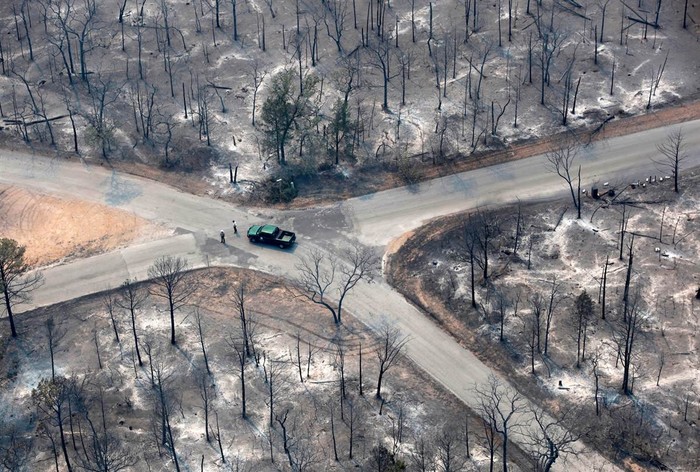 Cháy rừng gây tác hại tại khu vực Bastrop nhìn từ trên cao. Hơn 1000 ngôi nhà đã bị thiêu trụi tại hơn 57 địa điểm bị cháy rừng quyét qua tại bang thường xuyên Texas (ảnh chụp ngày 6/9/2011).