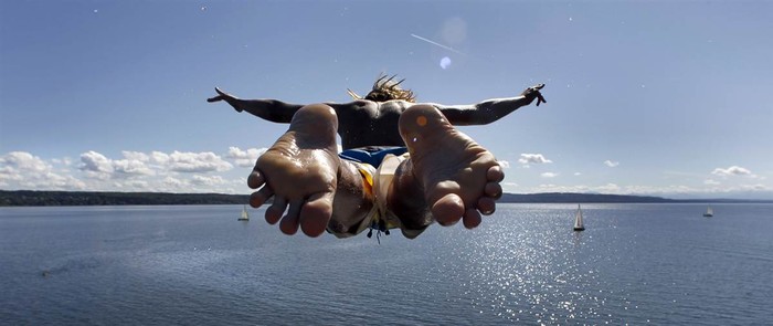 Một khách du lịch đang thực hiện cú nhảy xuống hồ Ammersee ở Utting, Đức ngày 6/9/2011.