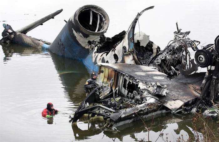 Những nhân viên cứu hộ đang làm việc bên hiện trường vụ tai nạn máy bay thảm khốc ở Yaroslavl, Nga khiến 43 trên tổng số 45 hành khách và phi hành đoàn có mặt trên khoang thiệt mạng.