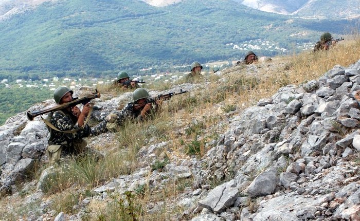 Binh sỹ thuộc đại đội bộ binh, Lữ đoàn phòng thủ ven bờ, Hải quân Ucraina tập trận trên địa hình đồi núi