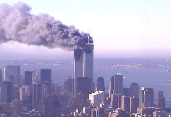 Hai toà tháp biểu tượng của nước Mỹ bị khủng bố tấn công