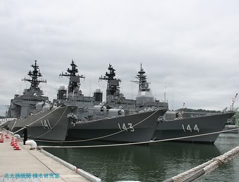 Chiến hạm DDH-141 Haruna lớp Haruna; Chiến hạm DDH-143 Shirane lớp Shirane và chiến hạm DDH-144 Kurama lớp Shirane đang neo đậu tại căn cứ.