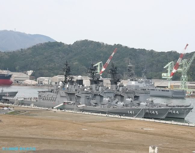 Chiến hạm DDH-141 Haruna lớp Haruna; Chiến hạm DDH-143 Shirane lớp Shirane và chiến hạm DDH-144 Kurama lớp Shirane đang neo đậu tại căn cứ.