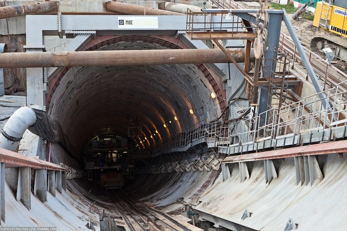Hiện công việc xây dựng cơ sở hạ tầng cho tàu điện ngầm chạy đến và đi Maryina roshcha đang được gấp rút xây dựng.
