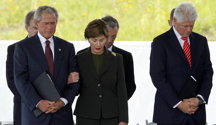 Vợ chồng cựu Tổng thống Bush đứng cạnh cựu Tổng thống Mỹ Bill Clinton.