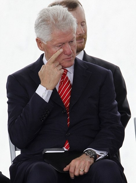 Cựu tổng thống Bill Cliton rơi lệ.