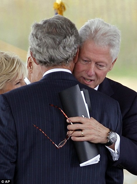Ông Bill Clinton chia buồn cùng các cựu quan chức.
