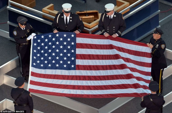 Các sỹ quan cảnh sát, quân đội Mỹ đang chuẩn bị treo cờ tại lễ tưởng niệm các nạn nhân xấu số bị khủng bố giết hại ngày 11/9/2001