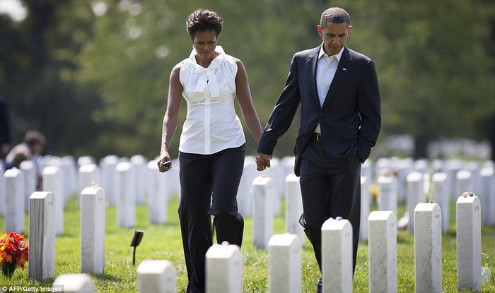 Vợ chồng Tổng thống Barack Obama đi thăm nghĩa trang tưởng nhớ những người lính đã thiệt mạng tại Afghanistan.